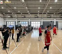 爱游戏客服-教室里传来一阵激烈的掌声